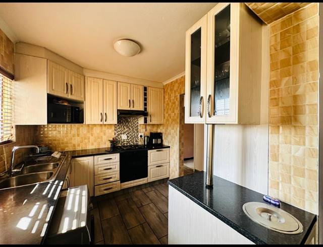 2 BEDROOM TOWNHOUSE FOR SALE IN CASTLEVIEW